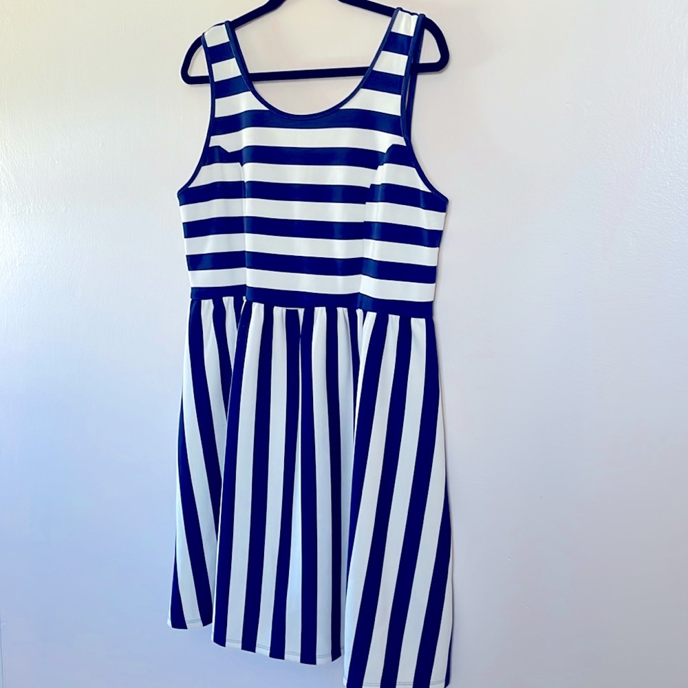 Wonderful stretchy Navy/White vintage Forever 21+ dress!